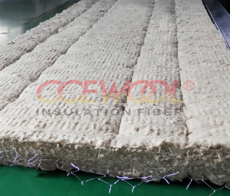 Stone wool blanket with wire mesh